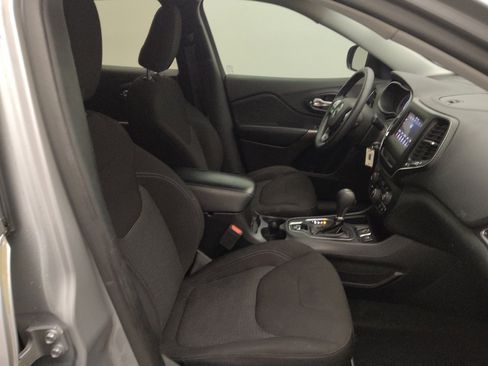 Used 2019 Jeep Cherokee Latitude w/ Popular Appearance Group FWD image 21