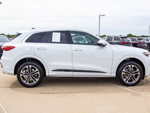 Certified 2025 Audi Q5 Premium w/ Convenience Package AWD/4WD image 4