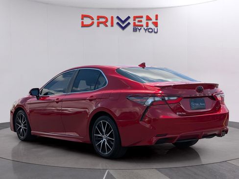 Used 2021 Toyota Camry SE FWD image 3