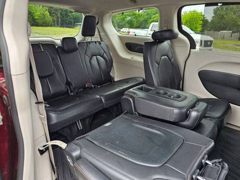 Used 2017 Chrysler Pacifica Touring-L Plus FWD image 9