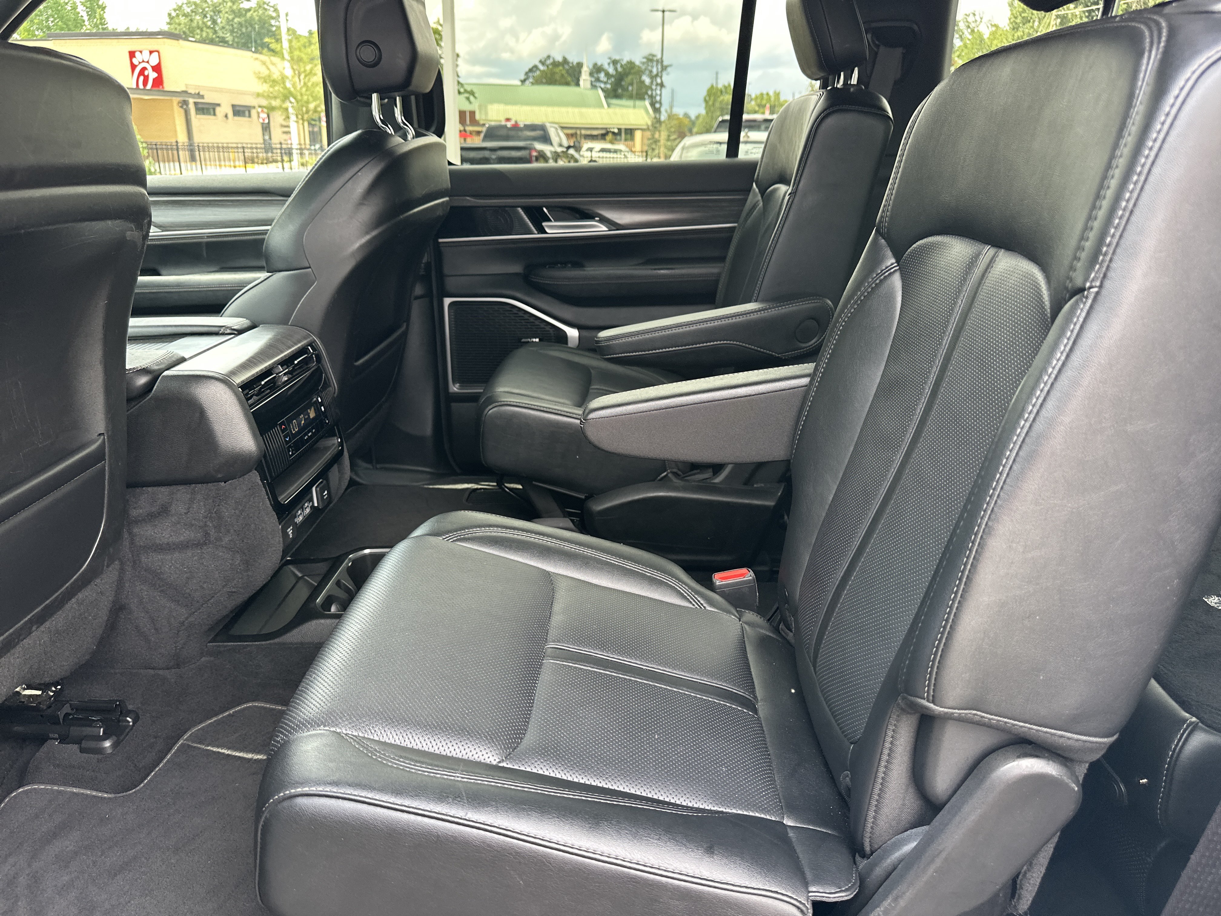 Used 2024 Jeep Wagoneer Series III AWD/4WD image 21