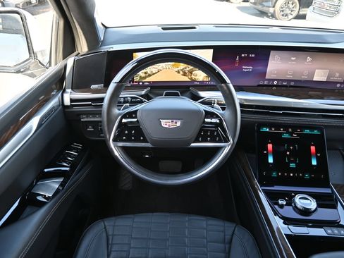 Used 2025 Cadillac Escalade Sport Platinum AWD/4WD image 9