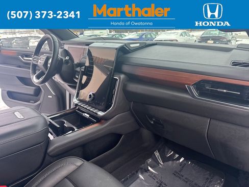 Used 2025 GMC Yukon XL Denali image 21