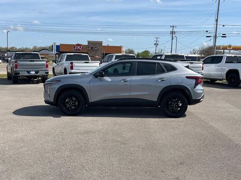 New 2026 Chevrolet Trax LT w/ Sunroof Package FWD image 8