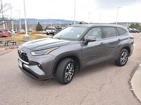 Used 2022 Toyota Highlander XLE image 3