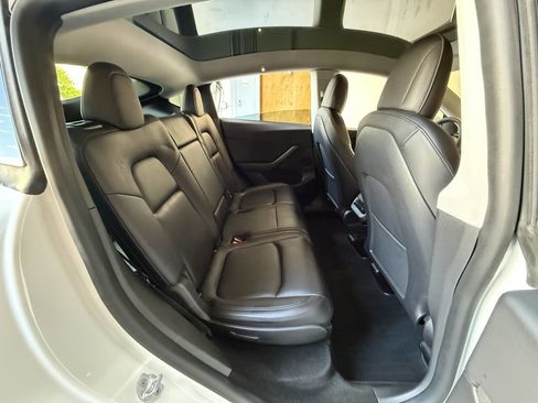 Used 2022 Tesla Model Y Long Range AWD/4WD image 26