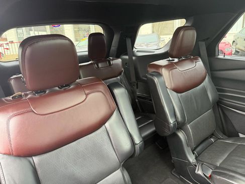 Used 2020 Ford Explorer Platinum w/ Premium Technology Package image 23