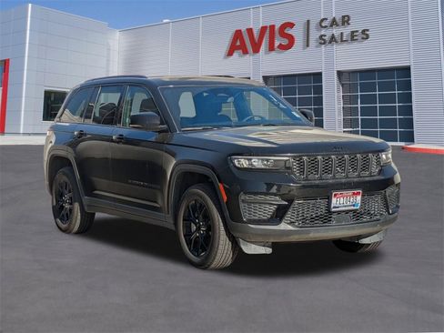 Used 2024 Jeep Grand Cherokee Altitude image 3