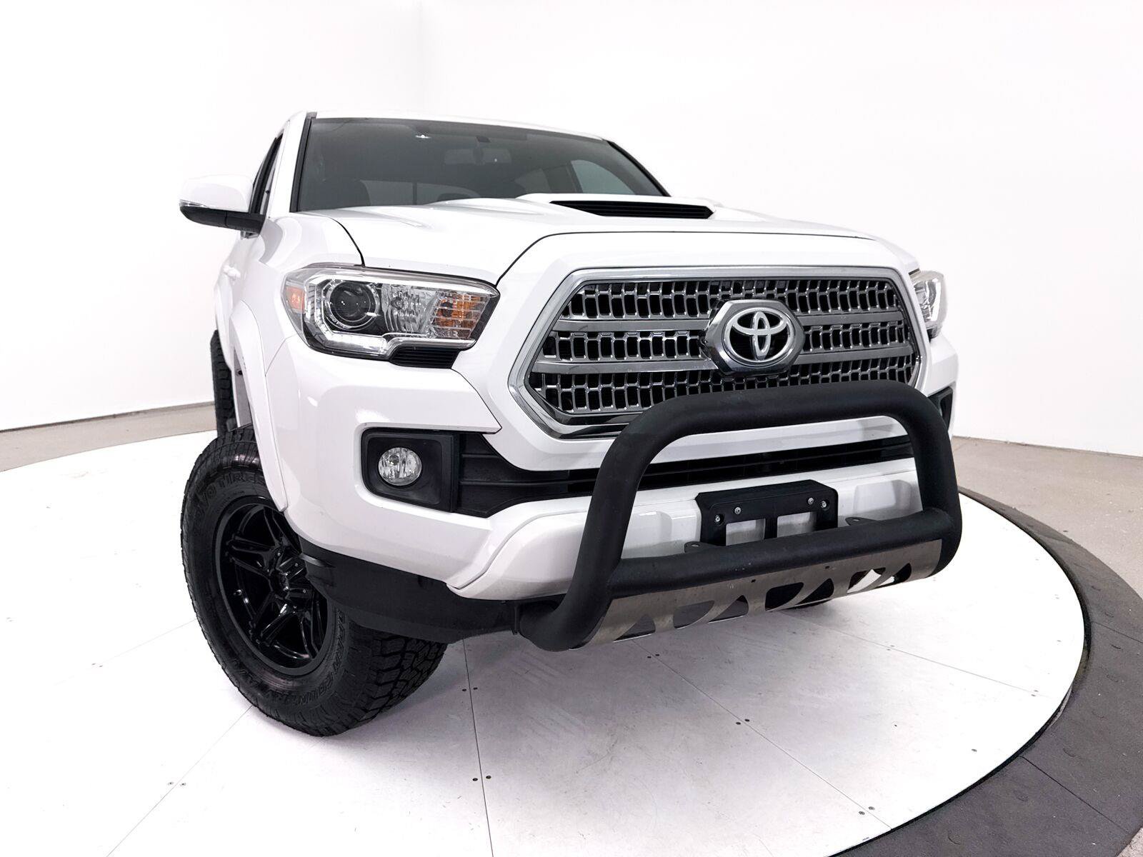 Used 2017 Toyota Tacoma TRD Sport w/ Tow Package (A/T) AWD/4WD image 5