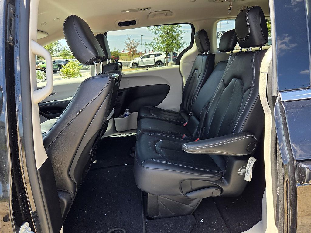 Used 2022 Chrysler Pacifica Touring-L w/ Uconnect Theater Family Group FWD image 11