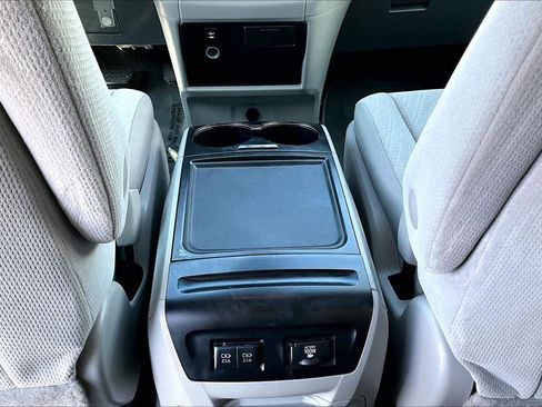 Used 2019 Toyota Sienna LE FWD image 30