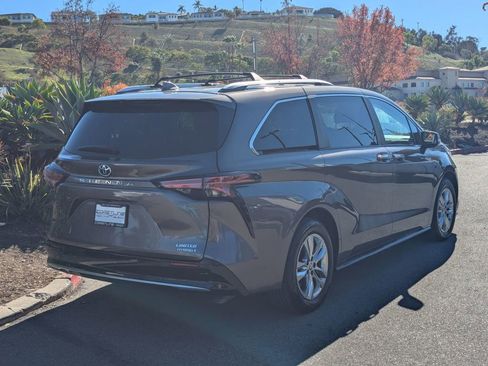 Used 2024 Toyota Sienna Limited image 5
