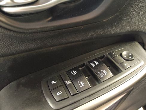 Used 2019 Jeep Cherokee Latitude Plus w/ Comfort/Convenience Group image 27