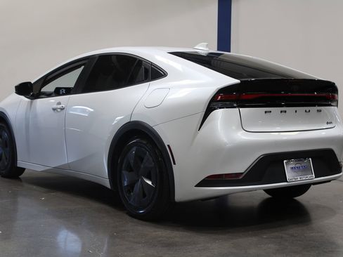 Used 2024 Toyota Prius LE FWD image 9