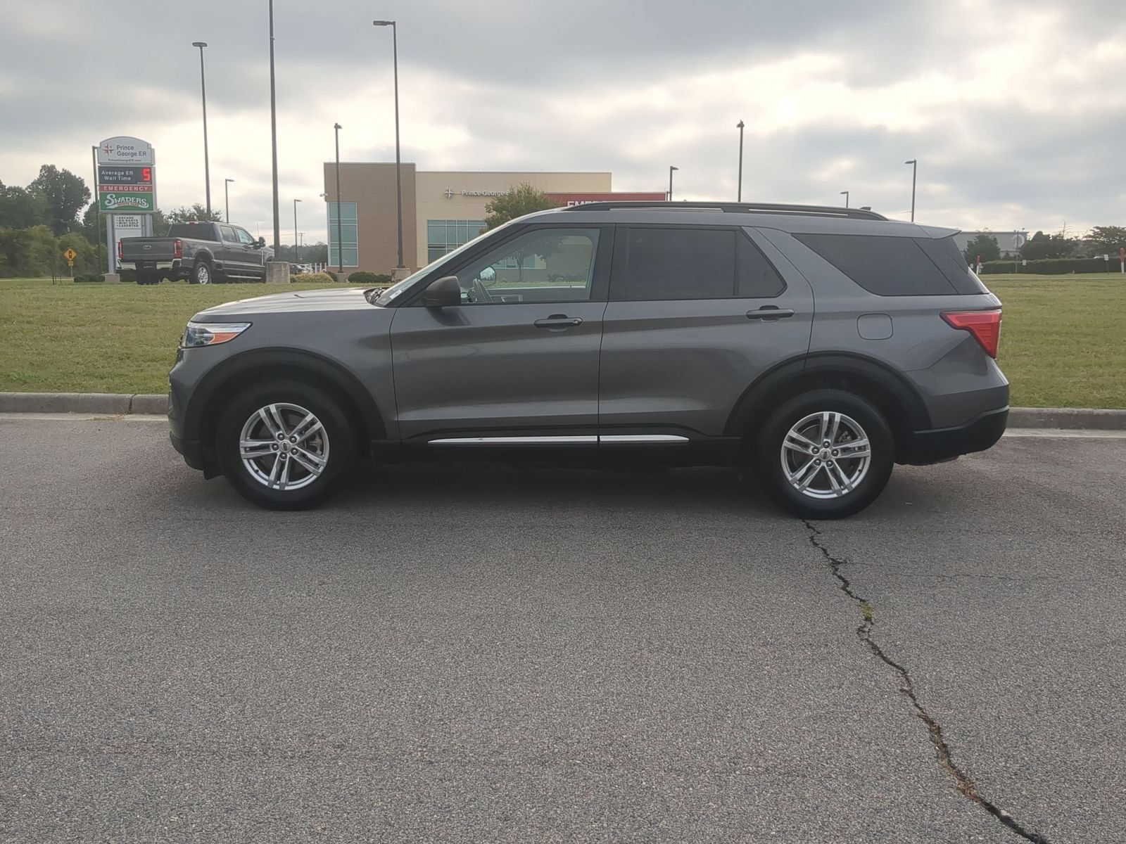 Used 2022 Ford Explorer XLT w/ Equipment Group 202A RWD image 6