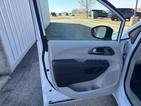 Used 2023 Chrysler Pacifica Touring-L FWD image 11