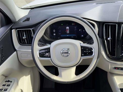 Used 2023 Volvo XC60 B5 Plus image 12