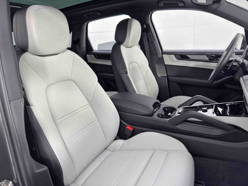 Used 2024 Porsche Cayenne w/ Technology Package image 42