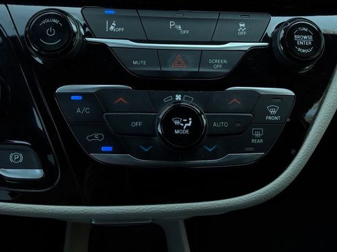 Used 2023 Chrysler Pacifica Touring-L FWD image 32