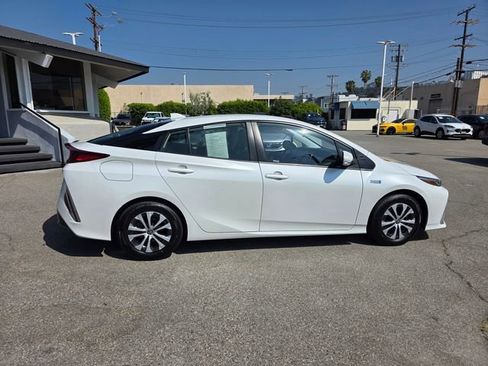 Used 2021 Toyota Prius Prime XLE image 3