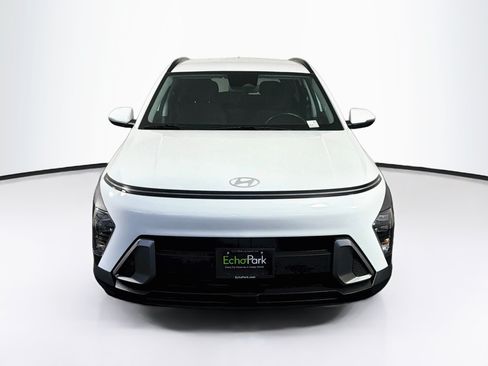 Used 2025 Hyundai Kona SEL FWD image 2