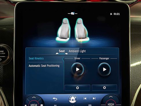 Used 2025 Mercedes-Benz GLC 300 4MATIC image 33