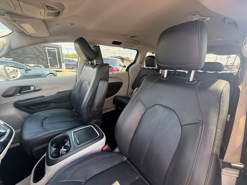Used 2020 Chrysler Pacifica Touring-L Plus FWD image 13
