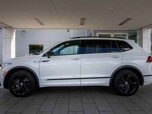 Certified 2023 Volkswagen Tiguan SE R-Line FWD image 11