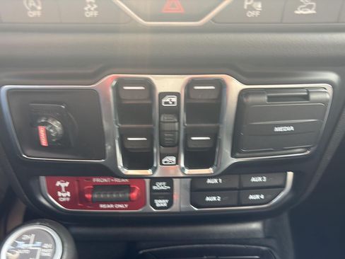 Used 2024 Jeep Gladiator Rubicon AWD/4WD image 38