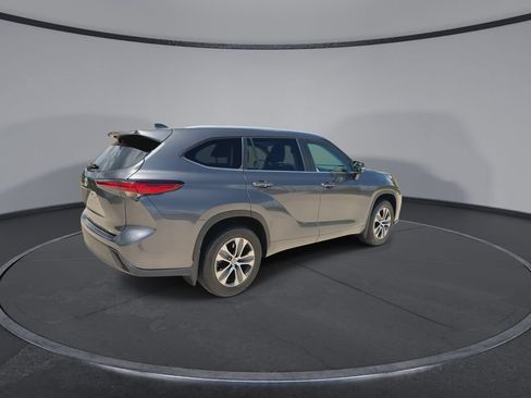 Used 2023 Toyota Highlander XLE FWD image 8