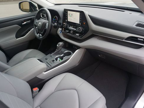 Used 2021 Toyota Highlander XLE image 16