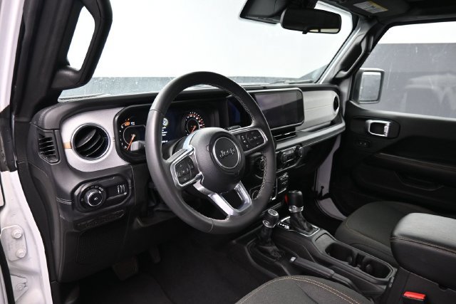 Used 2025 Jeep Wrangler Unlimited Sahara AWD/4WD image 14