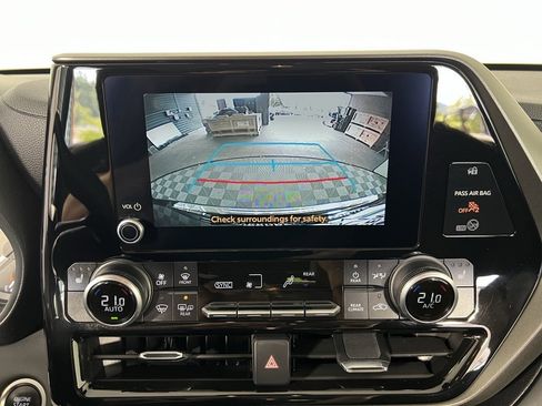 Used 2024 Toyota Highlander LE image 25