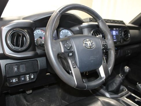 Used 2020 Toyota Tacoma TRD Off-Road w/ TRD Premium Off Road Package AWD/4WD image 18