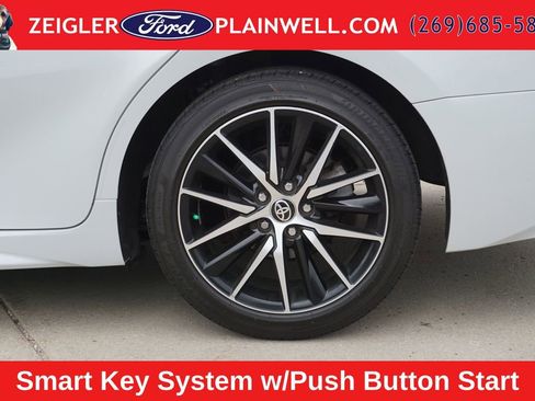 Used 2022 Toyota Camry SE w/ Cold Weather Package FWD image 9