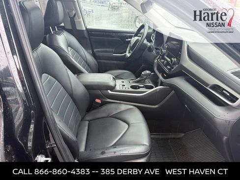 Used 2024 Toyota Highlander XLE AWD/4WD image 29