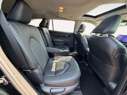 Used 2023 Toyota Highlander XLE AWD/4WD image 23