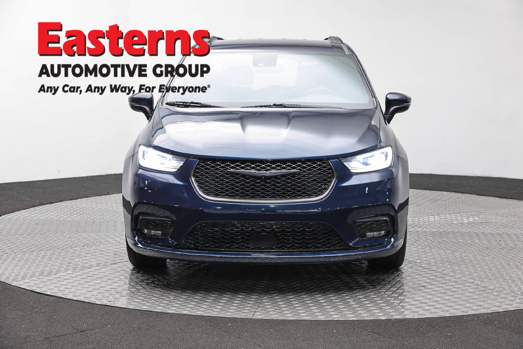 Used 2023 Chrysler Pacifica Touring-L w/ S Appearance Package FWD image 3