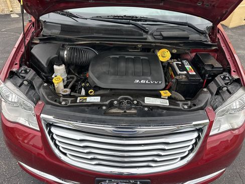 Used 2015 Chrysler Town & Country Touring FWD image 22