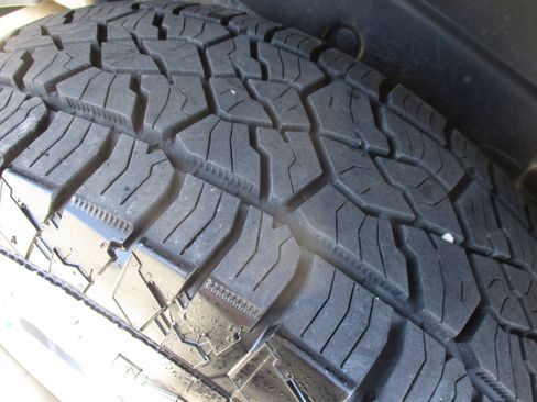 Used 2018 Jeep Wrangler Unlimited Sahara AWD/4WD image 13