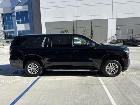 Used 2024 Chevrolet Suburban LT image 2