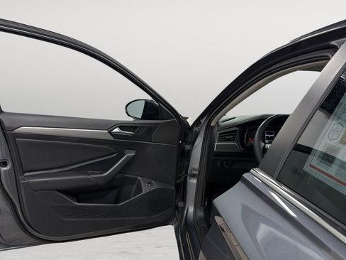 Used 2019 Volkswagen Jetta SE w/ Cold Weather Package FWD image 14