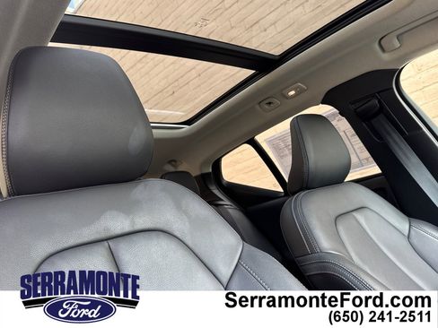 Used 2025 Volvo XC40 B5 Plus image 18