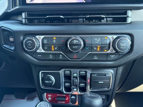 Used 2025 Jeep Gladiator Sport AWD/4WD image 22