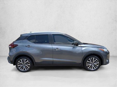 Used 2021 Nissan Kicks SV FWD image 4