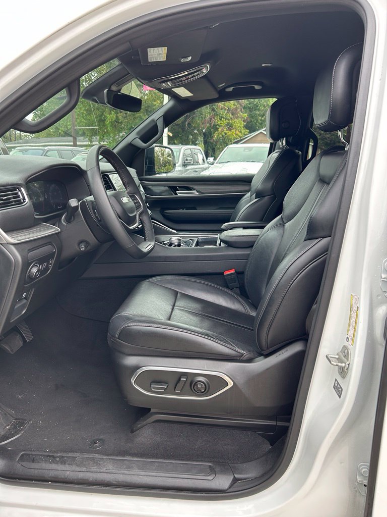 Used 2024 Jeep Wagoneer Series II w/ Flexible Seating Group RWD image 18