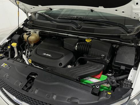 Used 2018 Chrysler Pacifica Limited image 29