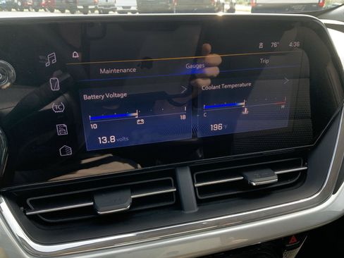 Used 2025 Chevrolet Trax LT FWD image 32