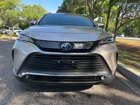 Used 2024 Toyota Venza XLE AWD/4WD image 4