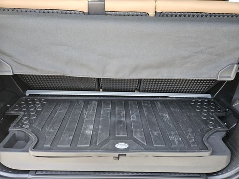 Used 2025 Land Rover Defender 90 X-Dynamic SE image 33